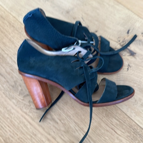 Frye - Sofia Tie On, navy super soft leather, size 7.5M, leather wrapped heel - Picture 2 of 6